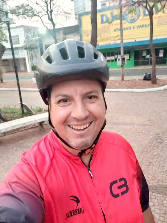 Émerson Alexandre Reganin começa a emana festiva, pois, na próxima terça-feira (21) ele celebra mais um ano de vida. A alegria deste dia ele divide com seus “amigos do pedal” com os quais ele curte altos percursos e também com seus amigos e familiares que lhe desejam muitas felicidades e conquistas nesta nova etapa da vida. Feliz dia e feliz idade nova!