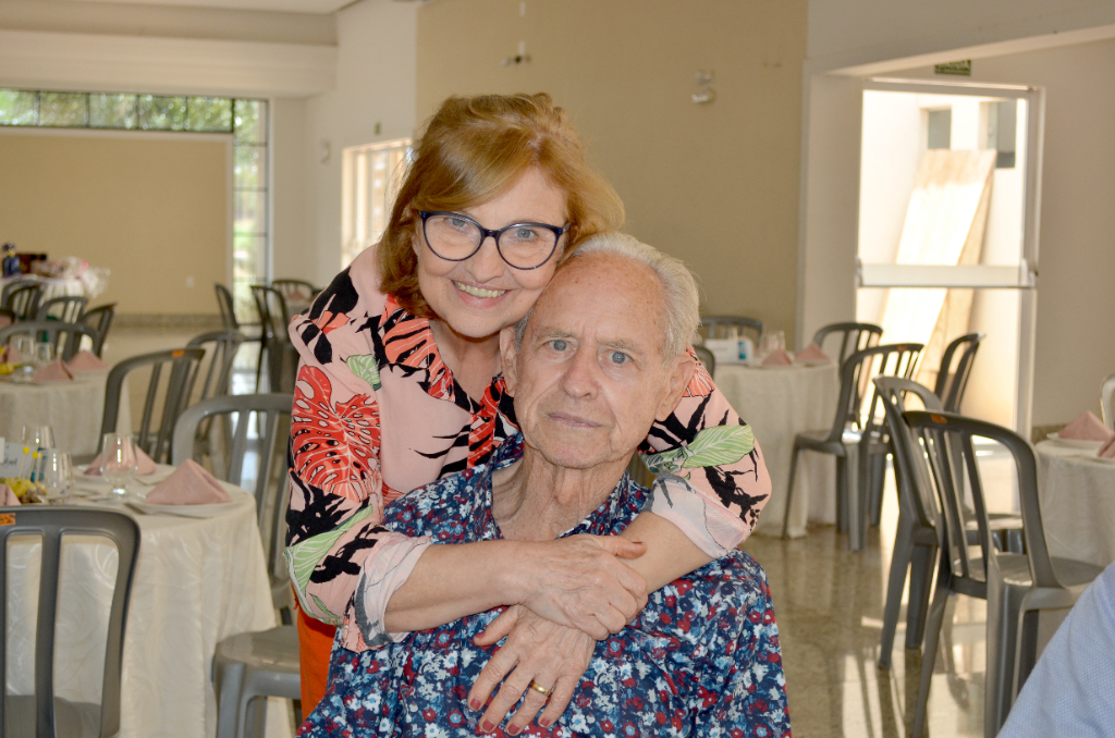 Maria Elena Breviglieri e dr. José Francisco Breviglieri curtindo a confraternização da OAB de Votuporanga. Registramos aqui também nossas felicitações ao casal pelo aniversário de casamento comemorado no último dia 05 de dezembro. Parabéns, que o amor e as bênçãos se multipliquem com o passar dos anos 