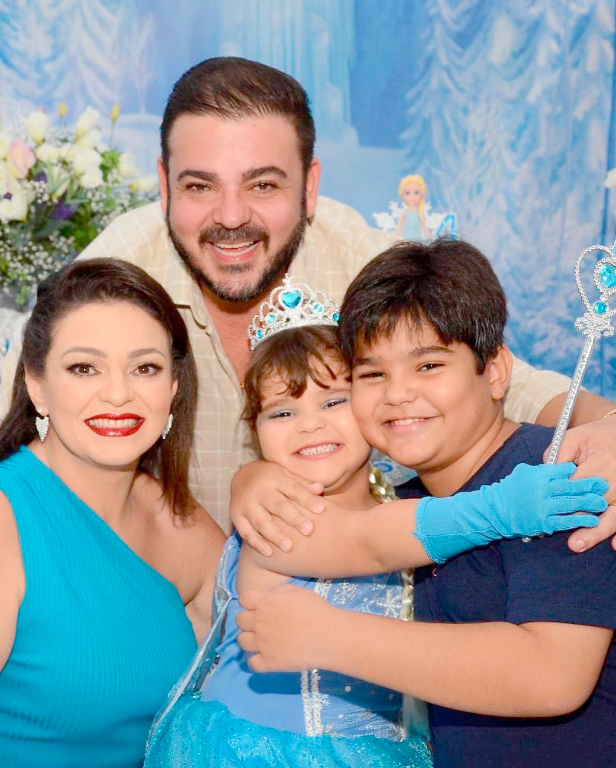 Douglas Bernardino e Val Bernardino com os filhos Pedro e Elis em pose especial para registrar os 4 anos da pequena Elis, que viveu uma linda aventura congelante na última sexta-feira em que a família comemorou o aniversário de sua caçulinha, no Buffet Canto do Encanto, onde recepcionou amigos e familiares