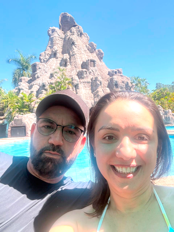 Franciele e Rogério, diretores da Aldicar Peças e Acessórios para carros, celebrando 25 anos de amor e companheirismo em grande estilo, em uma linda viagem a dois. Parabéns ao casal pelas Bodas de Prata, que essa história siga repleta de momentos inesquecíveis, carinho e muitas novas conquistas juntos!