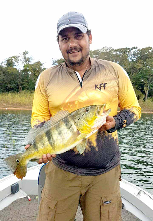 Dia de celebrar a vida hoje para Rodrigo Marão, que contempla idade nova e comemora a data ao lado de sua família e amigos. Na foto, Rodrigo ostentando um belo peixe, que ele acumulou ao longo de suas pescarias.