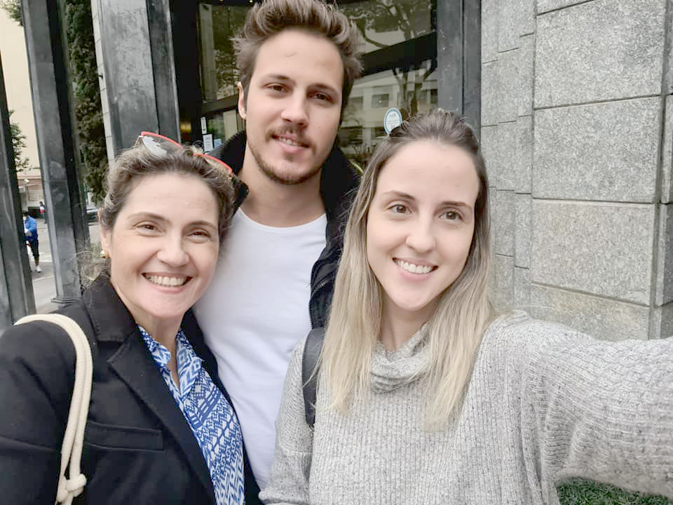 A terça-feira (22) foi especial para a advogada Claudia Andrade que celebrou seu aniversário ao lado de seu marido Júlio Andrade e no calor do abraço de seus filhos Júlio e Ana Flávia (com ela na foto). Os amigos e demais familiares também reservaram um tempinho para parabenizar a aniversariante. Parabéns Claudia e que sua vida seja uma soma de bênçãos e de vitórias para você desfrutar seus dias com muita saúde e alegria.