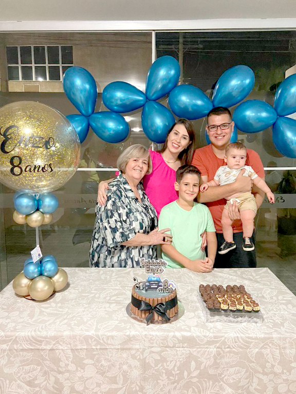 E ontem foi dia do menino Enzo assoprar as velhinhas do bolo para comemorar mais um aninho de vida. A vovó Mara Telma, a mamãe Nicole, o titio Natan mais o priminho Théo se uniram ao aniversariante para juntos festejar os 8 aninhos de vida do Enzo. Parabéns, que papai do céu te abençoe sempre e que você cresça na graça, sabedoria e protegido pelas mãos de DEUS. Feliz aniversário!!!