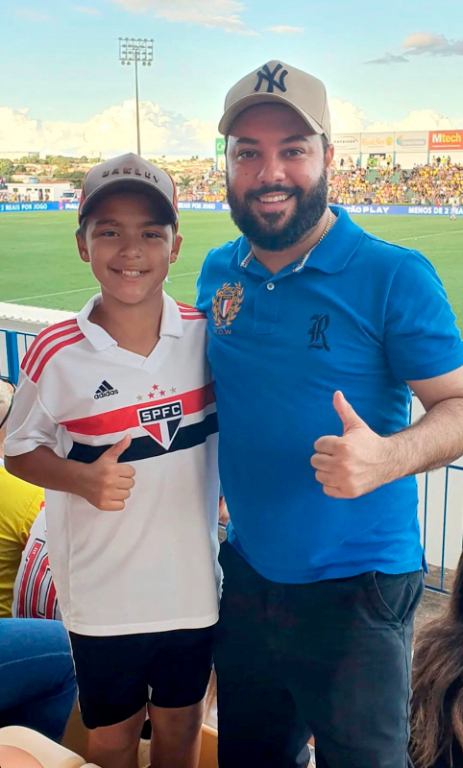 Rodrigo Beleza e o filho Gabriel prestigiando o jogo do São Paulo ocorrido em Mirassol no último dia 12 de março. Gabriel como fiel torcedor vestiu a camisa do seu time do coração e partiu com seu pai para Mirassol engrossar a torcida do time paulista 