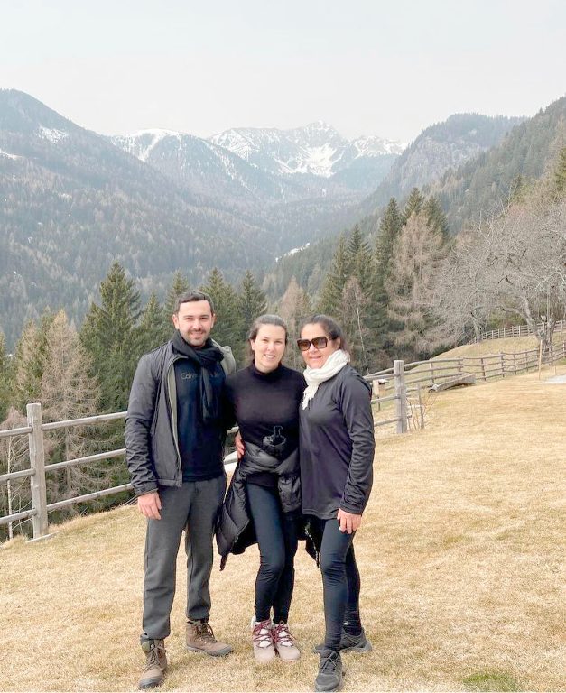 Sueli do Boticário e o filho Diego Rodrigues estão visitando a filha Mari Rodrigues que reside em Varna, na Itália. Mãe e filho estão aproveitando para conhecer e apreciar um pouco mais das belas paisagens da EUROPA 