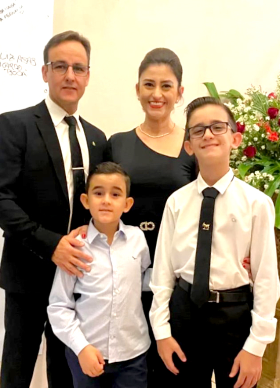 O empresário Glauco Ventura e sua esposa, Denise Silveira, celebraram nesta semana suas Bodas de Cristal, comemorando 15 anos de uma linda história construída com amor, companheirismo e dedicação. Há 15 anos, dois jovens apaixonados uniram suas vidas pelos laços do matrimônio. Como fruto desse amor, vieram os dois filhos, que hoje completam essa família tão especial e abençoada. Parabéns ao casal por essa trajetória de união e cumplicidade! Que Deus continue abençoando o lar de vocês e multiplique, a cada novo dia, o amor que os uniu e fortaleceu ao longo dos anos.