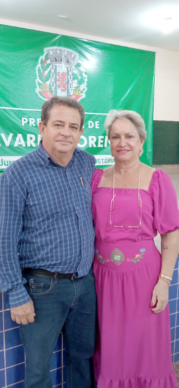 O dia ontem foi intenso de atividades para o prefeito Adilson Leite de Álvares Florence e a primeira dama Neusa Leite que se desdobraram para cumprir a agenda do dia. O prefeito se dividiu entre as comemorações alusivas a semana da criança e a festa que o fundo Social de Solidariedade promoveu em homenagem aos idosos para comemorar o dia do idoso ocorrido no último dia 1°. O prefeito Adilsinho e a primeira dama Neusa se emocionaram diante tanta demonstração de carinho e afeto recebido pelos idosos e pelas crianças daquela cidade. Parabéns a esta gestão que não tem medido esforços para atender as crianças e aos idosos, que tanto necessitam de assistência e incentivos por parte do poder público. 