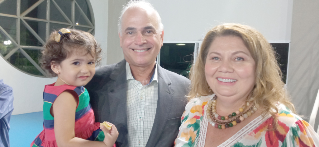 Os cumprimentos hoje vão para Dr. Douglas Gianotti que tomou posse como presidente da UNIFEV na noite de ontem. Sua esposa Márcia sempre atenciosa e querida esteve ao seu lado o tempo todo acompanhada da netinha Melina que também foi prestigiar a posse do vovõ e abriu sorrisos para a foto. Parabéns pelo novo cargo assumido e desejamos a nova diretoria uma ótima gestão  