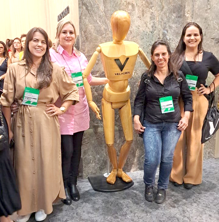 As arquitetas; Mairim, Leandra Bereta, Camila Castrequini e Cintia Gripe presentes na Expo Revestir 2023 em São Paulo. A feira é um evento que apresenta as tendências e lançamentos de pisos, revestimentos e tudo para acabamentos em geral na área de arquitetura. As profissionais gostaram do que viram e voltaram cheias de ideias e novidades