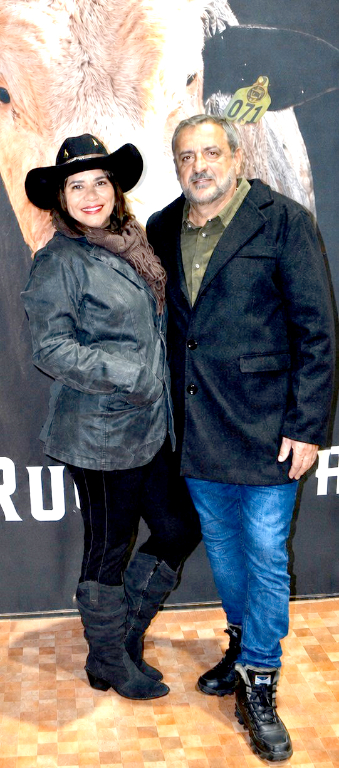 Entre os muitos que prestigiaram as noites vibrantes do Votu International Rodeo, o casal Edilaine e Luiz Carlos também marcou presença e aproveitou cada momento dessa grande festa que movimentou Votuporanga e toda a região. Com uma programação recheada de atrações, o ponto alto ficou por conta do show do DJ Alok, que surpreendeu o público com um espetáculo de drones que iluminou o céu e desenhou imagens emocionantes, entre elas a da tão querida Catedral, arrancando aplausos e encantamento.