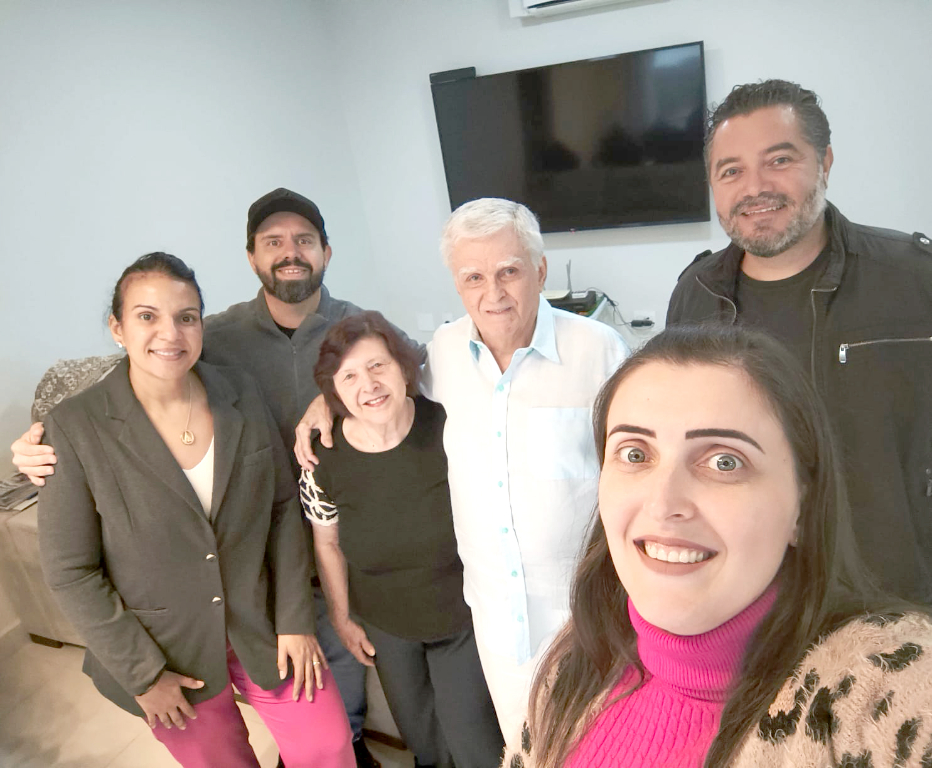 Domingo, 10 de maio, foi dia de celebrar a vida de Orlando Belarmino Vieira, em um clima de muito amor e união. A data especial foi marcada por momentos de alegria ao lado da esposa Mercedes e da família, que se reuniu para brindar mais um ano de vida repleto de histórias e conquistas, aproveitando o momento feliz para o registro dessa selfie. Parabéns, Orlandinho! Que este novo ciclo seja abençoado com saúde, felicidade e muitos momentos inesquecíveis ao lado de quem você ama.