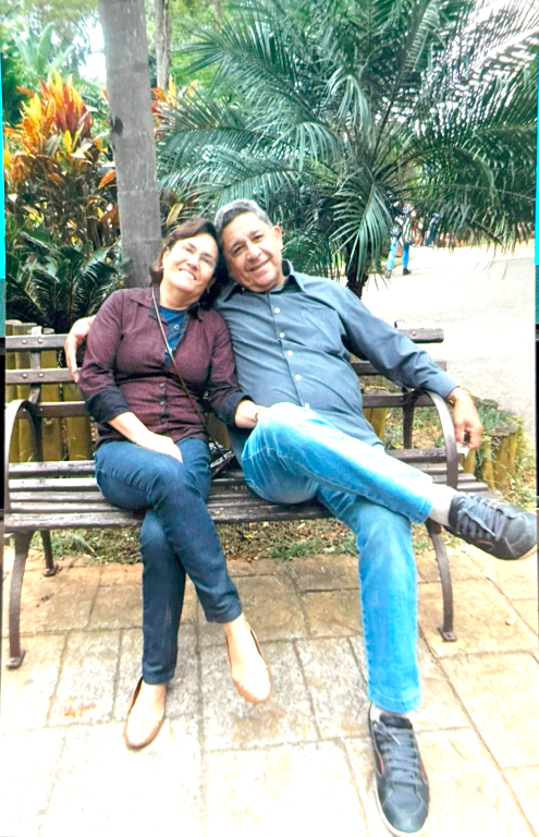 O Sargento Villian e a professora Odete comemoram hoje suas Bodas de Ouro, celebrando meio século de casamento, dedicação à família e incontáveis momentos de felicidade. Nesta data tão especial, recebem o carinho e os parabéns das filhas Patrícia e Ana Paula, do filho Gustavo, dos genros Cleiton e Marcelo, da nora Lívia e dos amados netos Gabriel, Felipe, Beatriz, Luigi, Lourenço e Pietro, que se orgulham do belo exemplo de amor, respeito e companheirismo deixado pelo casal. O casal comemora com muito orgulho, cinquenta anos de união, cumplicidade e uma linda história construída com amor. Parabéns pelas Bodas de Ouro! Que esta data seja repleta de alegria e que Deus continue abençoando essa união!