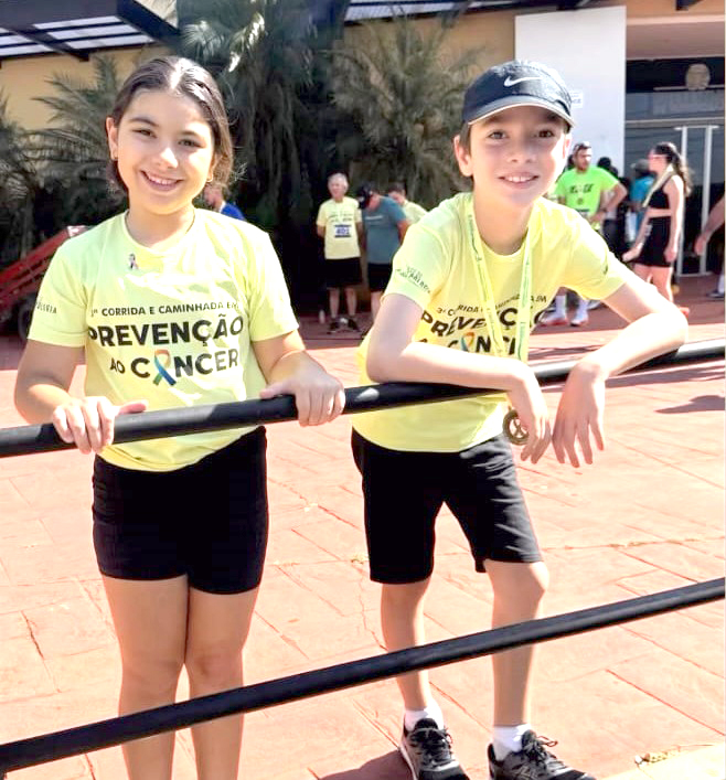 A pequena Manu e seu amigo João Luiz também participaram da3ª  Corrida e Caminhada  Contra o Câncer, realizada na manhã do último domingo. A presença das crianças trouxe ainda mais alegria e esperança ao evento, mostrando que a conscientização e o compromisso com a saúde começam desde cedo.