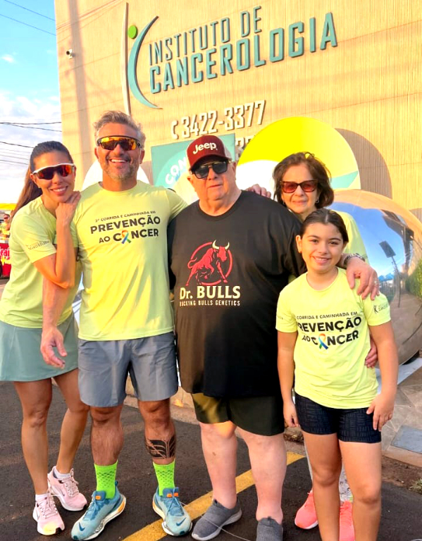 O médico oncologista Dr. Hamilton Zúniga, ao lado de sua esposa Débora Caivano Zúniga, da filha Manu e de seus pais, Hamilton Veloso e Suely Zúniga, uma família guiada pelo amor, pela fé e pelo compromisso com a vida. Um registro especial que reflete os valores que inspiram uma jornada dedicada a promover saúde, esperança e bem-estar à comunidade.