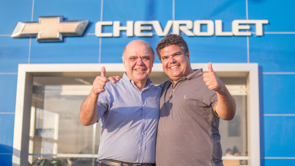 Hoje a coluna parabeniza a Concessionária APRAVEL 
CHEVROLET, que comemora, neste mês, 25 anos de atividades comerciais. Após quase dois anos de desafios e adaptações, num novo mundo na pandemia, a concessionária Apravel 
celebra, com muito orgulho, seu aniversário de 25 anos. 
Atualmente com o Prêmio de Melhor Concessionária do Interior de São Paulo, a Apravel contabiliza hoje mais de 18 mil veículos vendidos e mais de 33 mil clientes atendidos, se tornando parte importante da economia regional e do desenvolvimento da 
cidade. Parabéns aos proprietários da Apravel, Nelson Augusto, seu filho Luciano Panzanela e toda a equipe de colaboradores, que se empenham em oferecer um serviço com muito 
profissionalismo e dedicação a todos os clientes que por ali passam. Parabéns pelos 25 anos de sucesso!!!