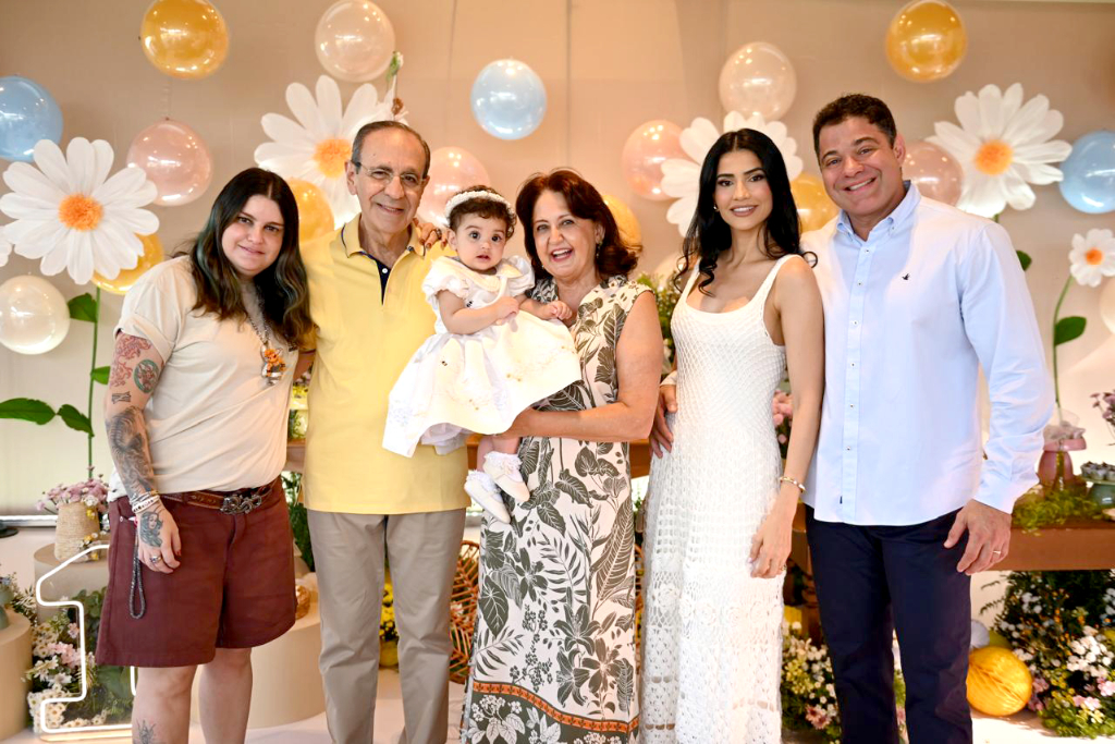 No último dia 12 de maio, o amor tomou conta da família na comemoração do primeiro aninho da pequena Helena. Cercada de carinho, sorrisos e muita emoção, a aniversariante celebrou essa data tão especial ao lado dos pais, Antônio Carlos Frederico Júnior e Josiane, que vivem a alegria de acompanhar cada descoberta da filha. Os avós corujas, Antônio Carlos Frederico e Rosemari, também compartilharam toda a felicidade desse momento inesquecível, assim como a querida titia Lígia, que fez questão de participar dessa linda celebração em família. Que a doce Helena cresça sempre iluminando a vida de todos ao seu redor com sua alegria e inocência. Muitas bênçãos, saúde e amor para essa princesa encantadora!