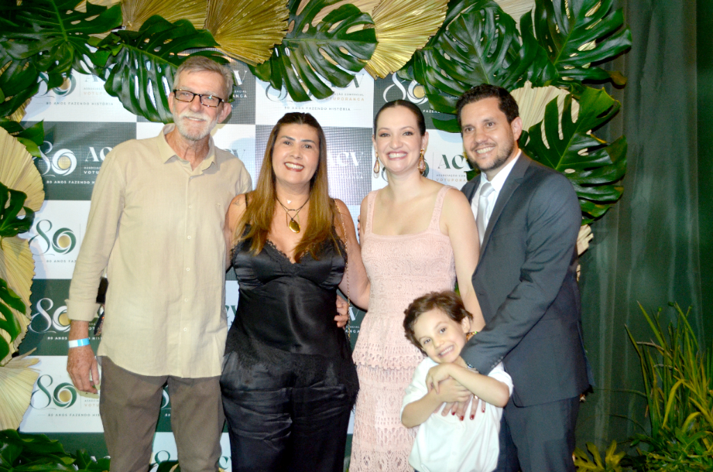 Guilherme Sant’Ana e sua esposa, Camila Assi, ao lado de Eduardo e Jussara, representaram a Ideal Calçados no jantar comemorativo dos 80 anos da Associação Comercial de Votuporanga (ACV). Realizada no último sábado, a celebração reuniu associados, autoridades políticas e lideranças empresariais em uma noite especial de encontros e homenagens à trajetória da entidade.