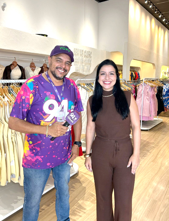 O locutor Flávio do Vale esteve ao lado da comerciante Fernanda Tavares durante a realização de um flash comercial com a nossa querida anunciante. A loja de roupas Fernanda Tavares Store, é sinônimo de sofisticação, reunindo estilo e elegância e oferecendo as mais recentes tendências de moda, com peças exclusivas que encantam quem busca qualidade e bom gosto.