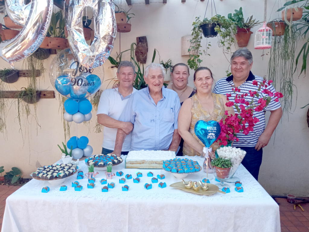 Ao nosso querido pai “Zeca” a nossa homenagem 
E hoje o senhor José Pereira da Silva, um dos desbravadores desta cidade, comemora seus 90 anos de idade.
Ele se mudou para Votuporanga com apenas seis anos e aqui fincou suas raízes e sua história de vida. Brincou na histórica rua Amazonas, onde morou por muitos anos com a sua família. Casou-se com Marta Nunes da Silva, uma união de amor que gerou seus quatro filhos: José Wilson, Ester, Edilberto e Eleni. A alegria desta data invade o coração de seus quatro filhos, duas noras, um genro, dez netos e três bisnetos, que vêm aqui neste espaço prestar uma justa homenagem a este patriarca. Ele, juntamente à sua esposa Martinha (em memória), soube conduzir seus filhos no amor, com dignidade, trabalho honrado e temor de Deus em seus corações.
