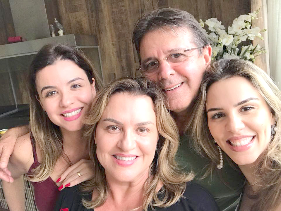 E amanhã,22, é dia de festa na família Seba que comemora o aniversário de Teinha Seba. A mãe de Marina e Liana receberá muito carinho de suas filhas, de seus genros, netos e principalmente de seu marido o Dr. Silvio Seba. Parabéns Teinha, chuva de benção na tua vida!!!