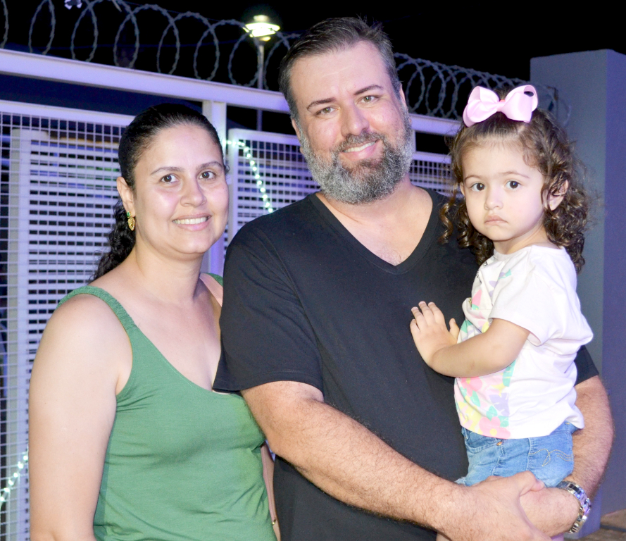 O professor Anderson Bençal com sua esposa Enaly e sua filha Luiza atentos à chegada do Papai Noel e as lindas luzes de Natal do Natal Iluminado UNIFEV