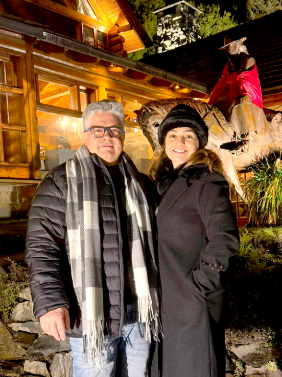 O empresário Marcos Aureliano Gerolamo e sua esposa, Patrícia, estão aproveitando dias mais que especiais de descanso nas terras geladas de Bariloche. Entre paisagens encantadoras, neve, muito frio e cenários de tirar o fôlego, o casal curte momentos de muita tranquilidade e, mesmo com as baixas temperaturas, não faltam bons agasalhos, carinho e o calor de dias vividos a dois. Descanso, amor e belas paisagens, uma combinação perfeita para renovar as energias e guardar boas lembranças!
