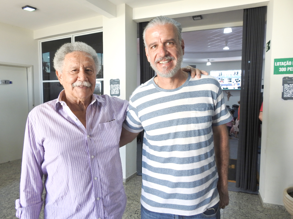 O eterno carnavalesco e ex-vereador Santa Fé Trindade, ao lado do secretário municipal de Esportes de Votuporanga, Marcelo Stringari, prestigiou a Sessão Solene em comemoração aos 89 anos de Votuporanga, realizada na manhã do último sábado, 8 de agosto, na Câmara Municipal. A cerimônia reuniu autoridades, homenageados, convidados e um grande público para celebrar a história e as conquistas do município.