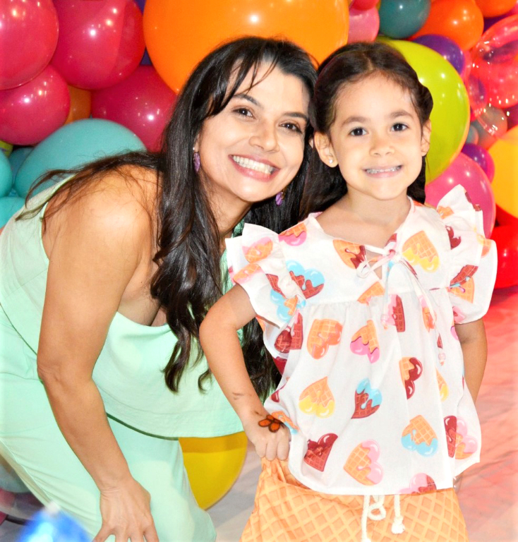 A enfermeira e diretora da Protege Vacinas e Cuidados abrindo sorrisos ao lado da filha Liz para celebrar o “Dia das Mães”. É muito amor envolvido numa foto só