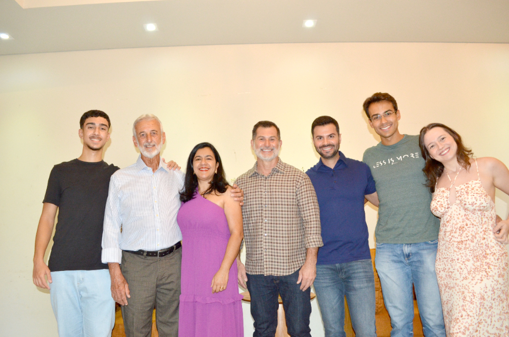 Henrique Breseguelo, Norival Breseguelo, Raquel Breseguelo, Pedrinho Scamatti, Gustavo Sevestrin, xxxxx e Lucas Breseguelo. Os amigos unidos celebrando a amizade e a solidariedade ao som do 2º Jantar Dançante realizado no dia 1 de junho em prol a comunidade Nova Vida  