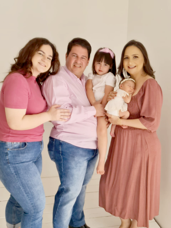 Registro mais que especial do advogado dr. Igor Bilallba Carvalho com sua esposa Juliana Luchi Caldeira Billalba e seu time de princesas, Stéphany da Cunha Rodrigues Carvalho, Heloísa Luchi Billalba Carvalho e a caçulinha que nasceu no último dia 21 de agosto, Olivia Luchi Billalba Carvalho. Família, simplesmente o lugar onde a vida começa e o amor nunca termina. Parabéns aos pais Igor e Juliana pela linda família constituída.