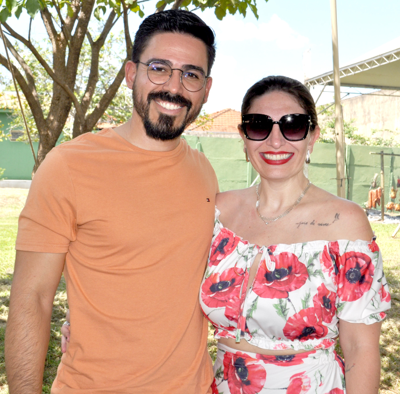 O engenheiro eletricista Greison Rodrigues e sua amada esposa Leliane Petrocelli curtindo uma tarde de confraternização entre os colegas de profissão que fazem parte da SEARVO