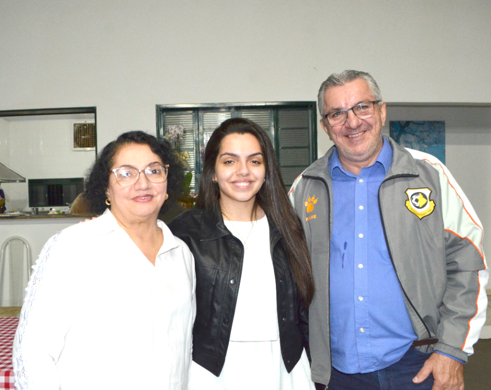 Roseli Graniero Isola celebrou seu aniversário no último dia 16 de março em grande estilo, desfrutando de uma data marcada por amor, gratidão e momentos especiais. Ao lado do marido, Sergio Isola, e da filha Gabrielly, recebeu todo o carinho e atenção que tornaram a comemoração ainda mais significativa. Amigos da Sociedade Italiana também se unem para felicitar a conterrânea, desejando muitas felicidades, saúde e novas conquista