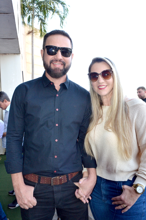 Nesta quinta-feira, 09 de outubro, o empresário Elias Mota comemora mais um ano de vida com o coração cheio de amor e gratidão. Sua esposa Érica e o filho João Luiz se encarregam de tornar o dia ainda mais especial, com abraços apertados e demonstrações de carinho. O aniversariante também recebe calorosas felicitações de amigos, familiares e, em especial, da dedicada equipe do Residencial Amor à Vida, onde atua como diretor ao lado de sua esposa. Que esta nova etapa seja repleta de saúde, sucesso e muitas alegrias! 