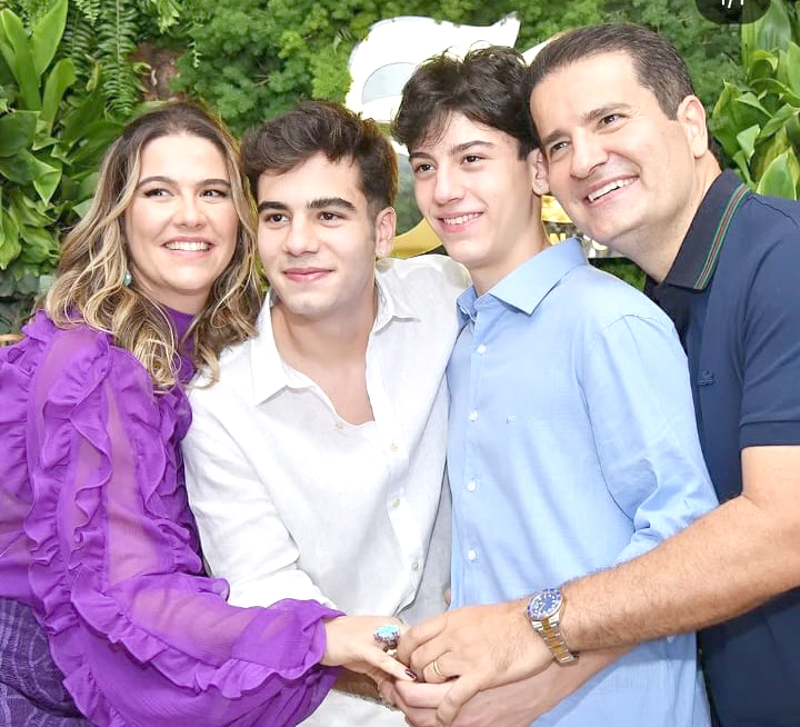 E a data é querida hoje (09) para o estimado e querido empresário Carlinhos Marão que celebra a dádiva da vida cercado de amor, sorrisos e gratidão. Ao seu lado, sua esposa Tetê Jabur e os filhos Henrique e Heitor tornam a data ainda mais especial, retribuindo com carinho todo o amor, dedicação e exemplo que recebem do patriarca. Que este novo ciclo seja iluminado por saúde, conquistas e momentos inesquecíveis ao lado de quem mais ama. Feliz aniversário!