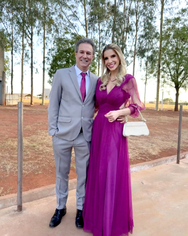 Quinta-feira de celebração para o querido Dr. Régis Manzini, que comemora mais um ano de vida ao lado da esposa, Dra. Moniele Cadamuro Manzini. A data é marcada pelo carinho de amigos, familiares e dos inúmeros pacientes que têm o privilégio de confiar nas mãos habilidosas e precisas deste profissional que é uma referência em implantes e cirurgias bucomaxilofaciais. Parabéns, Dr. Régis! Que esta nova fase seja repleta de saúde, conquistas e alegrias