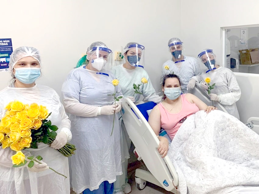 Amor e carinho em flores. A paciente Thais Vitor Dias, de 36 anos, estava internada na Santa Casa com diagnóstico de Covid-19. Ela recebeu alta e, para agradecer a assistência que teve no hospital, entregou flores para a toda a equipe da ala. Aproveitamos esse gesto lindo de Thais para valorizar esses profissionais, que se dedicam diariamente em prol daqueles que mais precisam. 