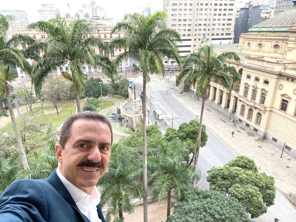 Pois é pessoal, até o deputado estadual Itamar Borges se rendeu aos encantos da selfie. Empossado como Secretário da Agricultura, Itamar fez uma selfie linda na sacada do gabinete da Secretaria de Agricultura e Abastecimento, que tem uma bela vista do Centro de São Paulo, pegando parte da fachada do Teatro Municipal e do Vale do Anhangabaú. Valeu o registro!!!