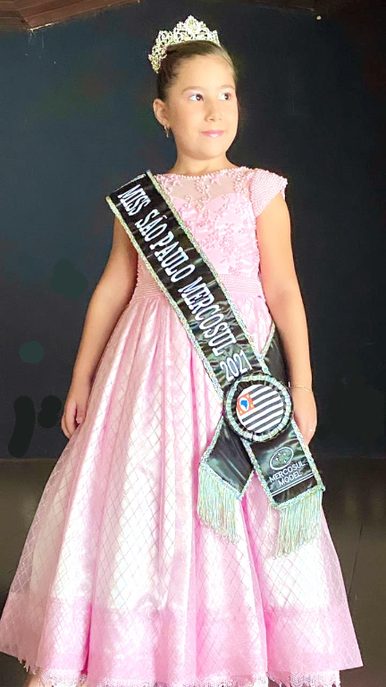 As homenagens hoje são dedicadas à bela Júlia Silva Brentan que foi eleita Miss São Paulo Mercosul 2021 e trouxe a faixa da beleza nessa categoria para a cidade de Votuporanga. Orgulhosos estão os papais Anderson e Nayara pela conquista da filha Júlia. Parabéns pelo título conquistado, gatinha.