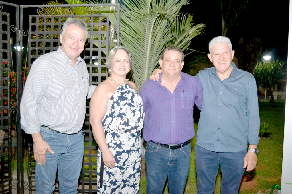 Osvaldo Carvalho e o vice-prefeito Cabo Valter presentes nas comemorações de aniversário da cidade de Álvares Florence, celebrando a alegria ao lado do prefeito Adilson Leite e sua esposa Neusa Leite