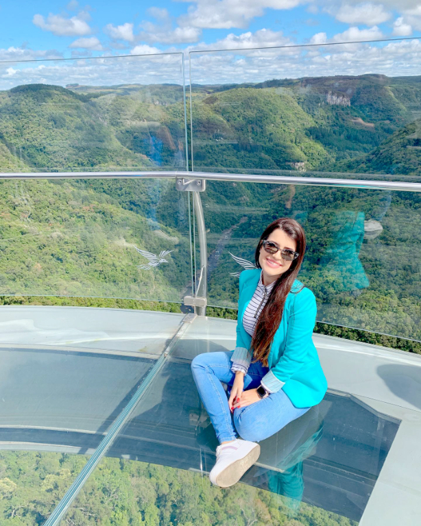 Luciana Mechi e sua mãe Tânia Mechi estão desfrutando das maravilhas que o Sul do país oferece e claro que passando por Canela, no Rio Grande do Sul, foram conhecer o extraordinário Skyglass, que conta com uma plataforma de aço e vidro localizada a 360 metros de altura em relação ao Rio Caí. Já o Abusado é um monotrilho com cadeiras suspensas que leva os turistas a um passeio com sensação de flutuar! É um passeio que altera sua adrenalina, entretanto, imperdível.
Tá com medo? Vai com medo mesmo! A Luciana e sua mãe Tânia foram com medo mesmo e amaram o passeio
