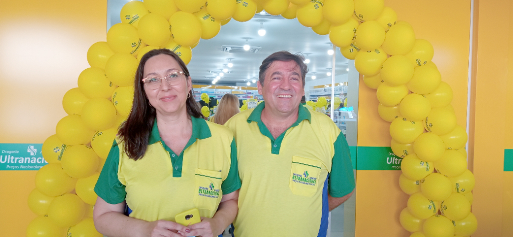 A semana começou especial para Daniele Encenha e Osmar Júnior Hernandez, proprietários da rede de Farmácias Drogaria Ultranacional, que inauguraram na manhã de ontem mais uma loja da rede, a Drogaria Amarelinha de Votuporanga. Como bons anfitriões, o prefeito Jorge Seba e seu vice Cabo Valter, foram até a nova farmácia para desejarem sucesso aos proprietários. A farmácia oferece um atendimento personalizado e uma variedade imensa de remédios e perfumaria, com preços especiais. O casal Júnior e Daniele, vindos de Tangará da Serra – MT, estão superconfiantes com o investimento feito na cidade, já se mudaram para cá e já estão se considerando cidadãos votuporanguenses. Sejam bem-vindos e sucesso ao casal empreendedor.