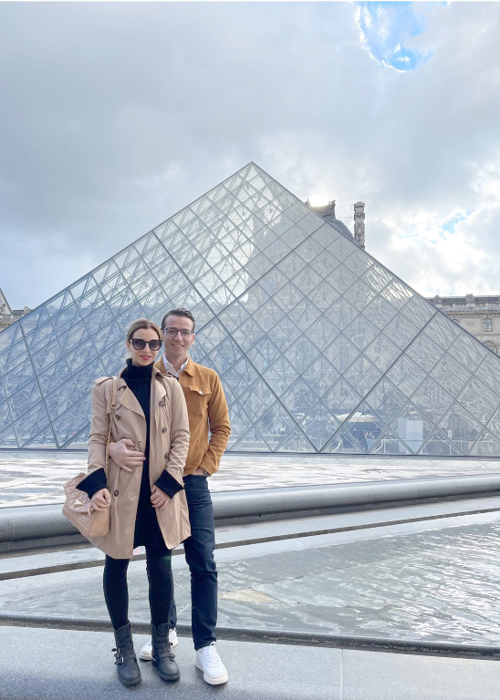 Bons dias de descanso na Europa para o casal Breno Dores e Camila Papalardi que escolheram Paris para passar os próximos dias. Todo o charme da capital francesa tem sido mostrado nas redes sociais dos dois. Nesta foto, pausa para registrar a visita ao Museu do Louvre, um dos cartões postais de Paris