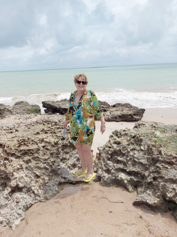 Zeli Fernandes desfrutando do merecido descanso na praia do Jacaré, curtindo as belezas naturais do lugar e ouvindo nada menos que o som do Jurandir do Sax, tocando Bolero de Ravel. 