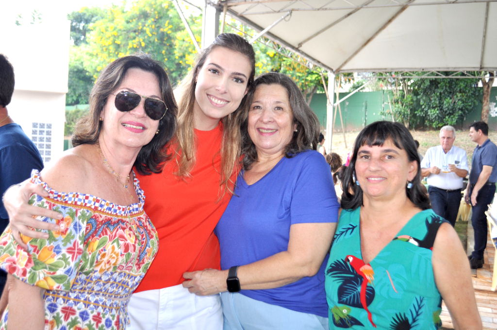 As amigas Vanda Bazo, Lara Comar, Maria Elza Pradela e Vânia Maria Guerreiro em tarde de confraternização da SEARVO, que reuniu os associados em grande almoço entre os profissionais da classe 