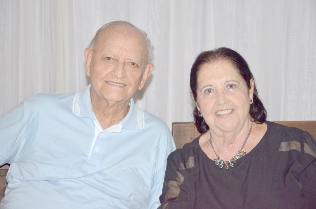 O bem-sucedido médico cardiologista, homem de negócios e líder em diversas atividades comunitárias, dr. Joaquim Figueira da Costa, é o feliz aniversariante do dia. Ele será alvo das homenagens dos amigos e de toda sua família. Na foto, ele aparece ao lado de sua esposa Vanda. Parabéns dr. Joaquim! Que DEUS multiplique as bênçãos e a saúde em sua vida