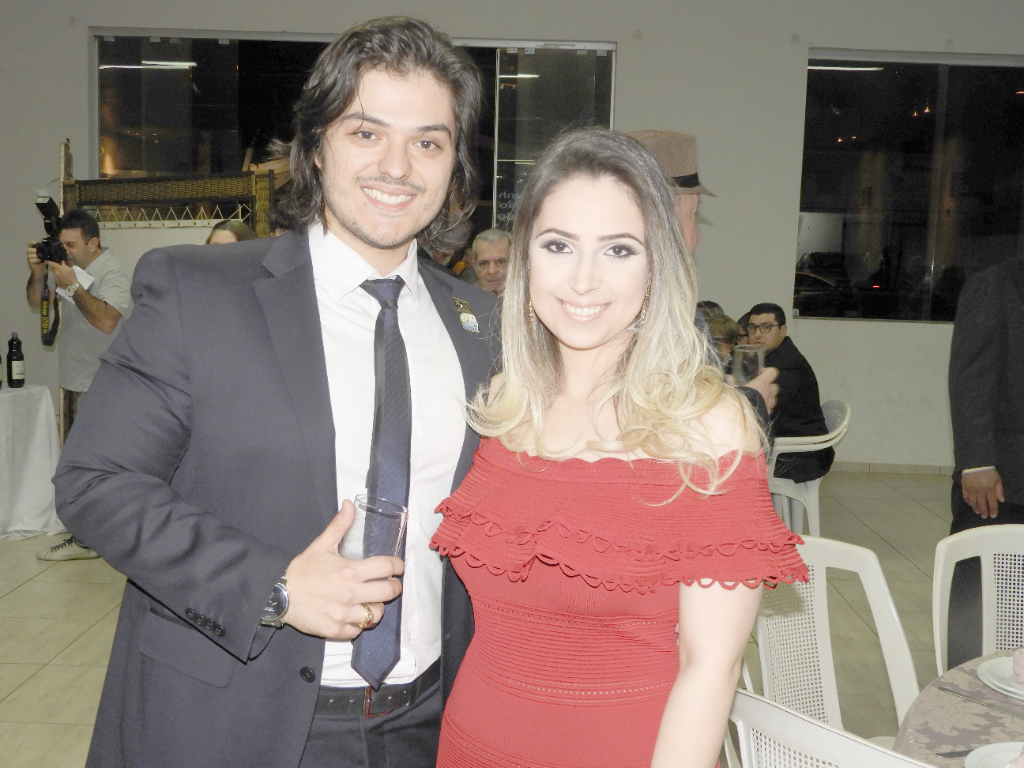 O advogado dr. Haislan Filassi aparece na nossa lista de aniversariantes desta quarta-feira. O seu dia especial ao lado de sua esposa Aryani Filassi e de seus filhos. Felicidades!