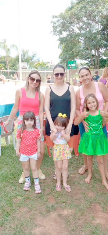 Presentes também no II Torneio de Beach Tennis realizado no Assary Clube de Campo as mamães Thaísa Romero com sua filhinha Mel Romero Rangel; Juliana Bilalba e sua gatinha Heloísa Bilalba; mais Veronica Rangel com a pequena Júlia Rangel Daur 