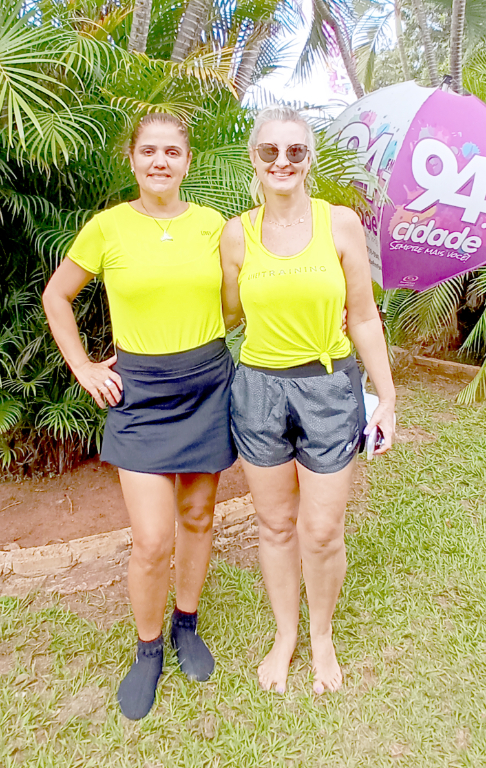 As belas e dedicadas esportistas Raquel Polizelli e Silvana Gatto, participando do II Torneio de Beach Tennis realizado no Assary Clube de Campo. Esses torneios são uma verdadeira confraternização entre as famílias que praticam esportes. É um desfile de gente bonita, em dia com a saúde e a prática esportiva