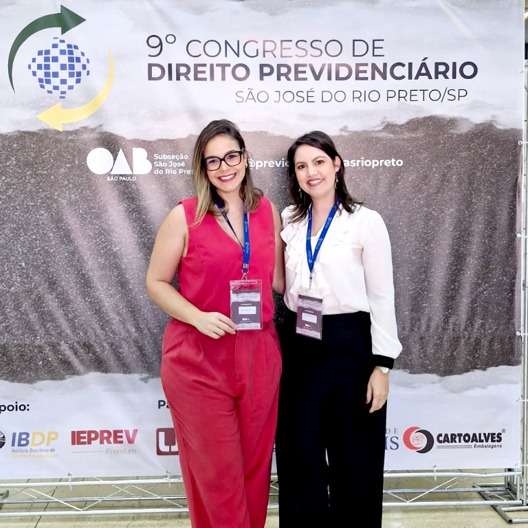 A advogada Letícia Mara Pereira, sempre em busca de atualização e excelência profissional, marcou presença no 9º Congresso de Direito Previdenciário. O evento foi uma valiosa oportunidade de aprendizado, troca de experiências e ampliação de horizontes, que Letícia compartilhou ao lado de sua grande parceira de profissão, a advogada Nicole Paes.