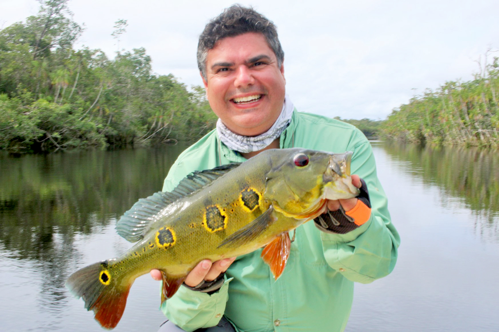 E amanhã o dia vai amanhecer cheio de mimos e cumprimentos para o diretor da Apravel Veículos, Luciano Panza, que comemora mais um ano de vida. A data será celebrada com muita alegria e felicitações que ele recebe de seus amigos, familiares e clientes e em especial de sua esposa Luciana e de toda equipe de colaboradores da Apravel. Feliz dia e idade nova para o aniversariante. Desejamos muita saúde, sucesso e boas pescarias para os próximos 365 dias do seu novo ciclo de vida.